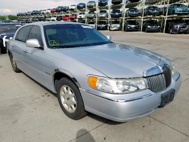 1LNHM82W9YY880566 - 2000 LINCOLN TOWN CAR S SILVER photo 1