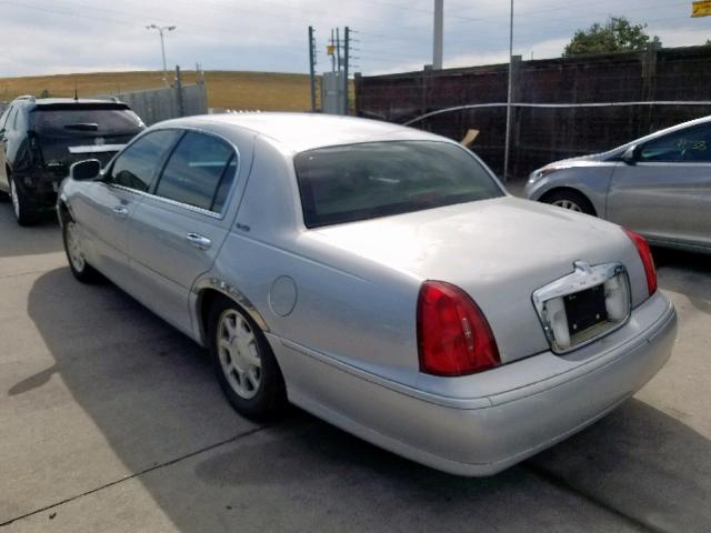 1LNHM82W9YY880566 - 2000 LINCOLN TOWN CAR S SILVER photo 3