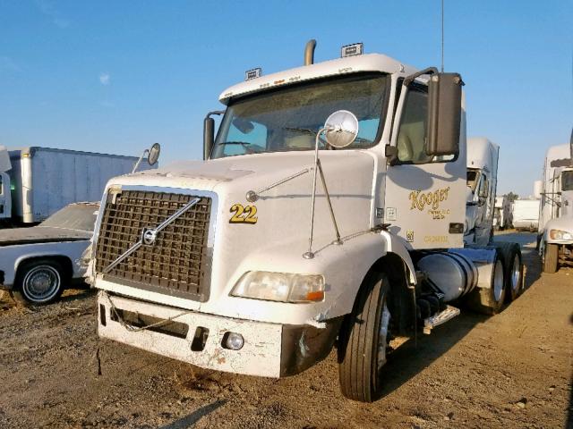 4V4MC9EH48N490831 - 2008 VOLVO VN VNM WHITE photo 2