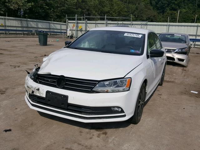 3VWD17AJ1GM386351 - 2016 VOLKSWAGEN JETTA SPOR WHITE photo 2