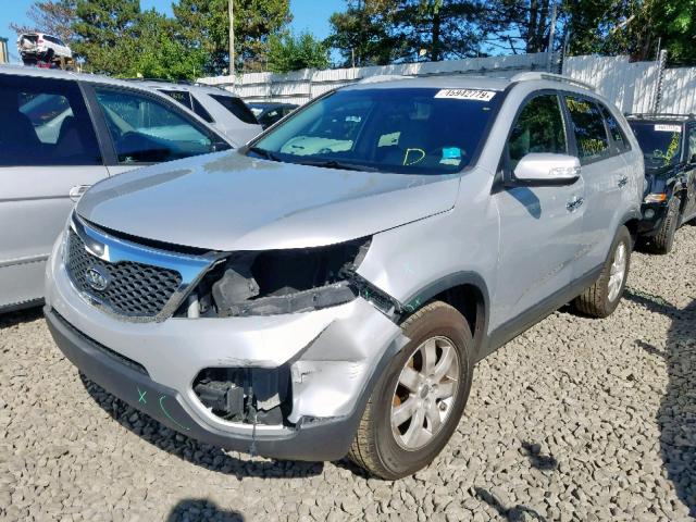 5XYKT3A66DG415733 - 2013 KIA SORENTO LX SILVER photo 2