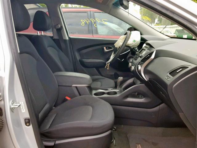 KM8JT3AB5CU403994 - 2012 HYUNDAI TUCSON GL SILVER photo 5