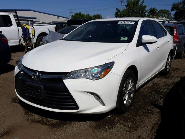 4T4BF1FK1FR499755 - 2015 TOYOTA CAMRY LE WHITE photo 2