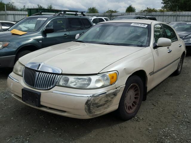 1LNHM83W81Y643488 - 2001 LINCOLN TOWN CAR C BEIGE photo 2