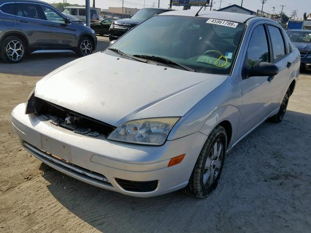 1FAFP34N57W271288 - 2007 FORD FOCUS ZX4 SILVER photo 2