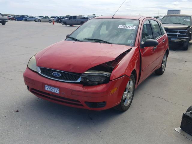 1FAFP37N06W236295 - 2006 FORD FOCUS ZX5 RED photo 2