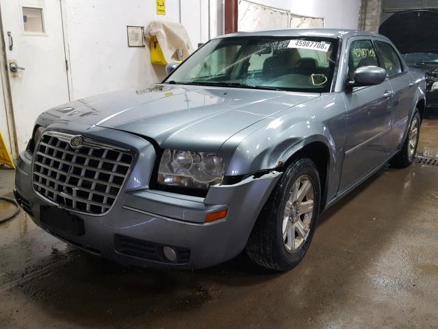 2C3KA53G17H715438 - 2007 CHRYSLER 300 TOURIN SILVER photo 2