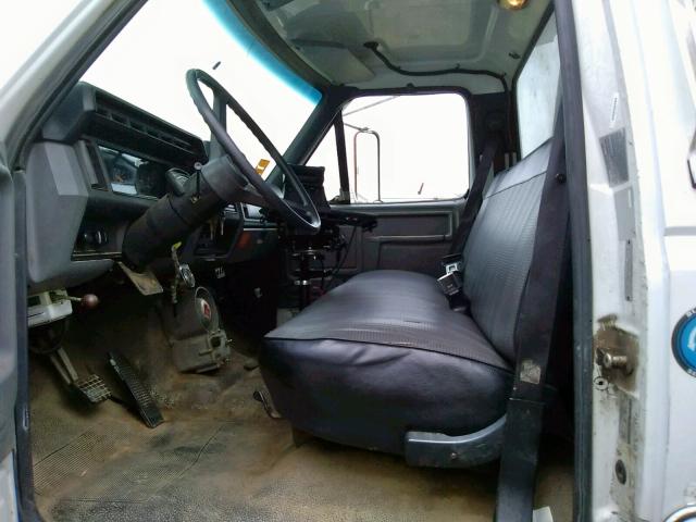 3FEWF80C6XMA12945 - 1999 FORD F800 WHITE photo 5