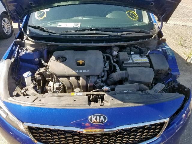 3KPFK4A7XJE210427 - 2018 KIA FORTE LX BLUE photo 7