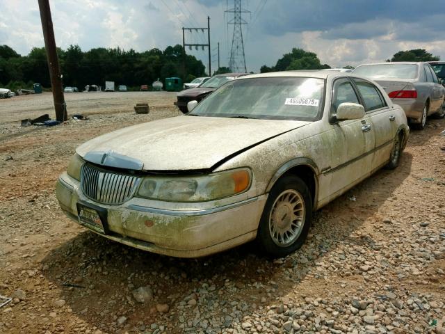 1LNHM83W0YY773856 - 2000 LINCOLN TOWN CAR C WHITE photo 2