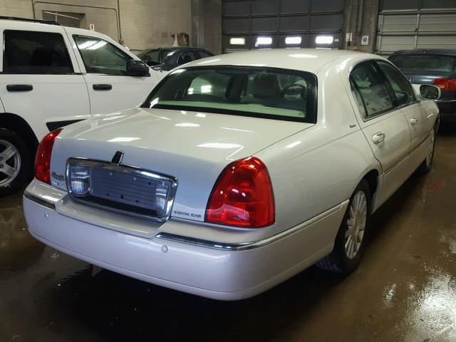 1LNHM83W04Y613048 - 2004 LINCOLN TOWN CAR U WHITE photo 4