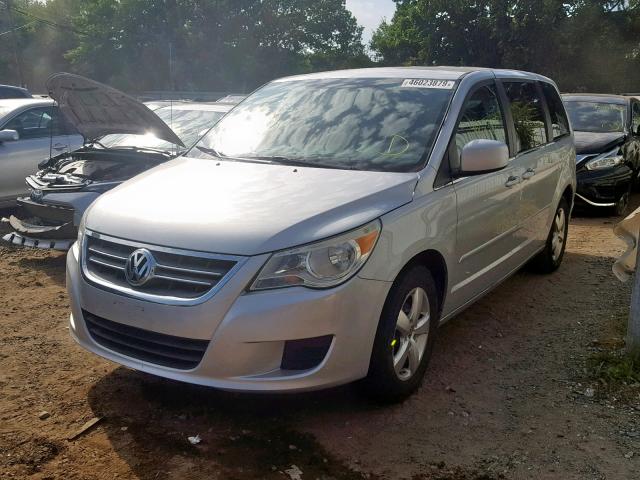 2V4RW3D18AR360074 - 2010 VOLKSWAGEN ROUTAN SE SILVER photo 2