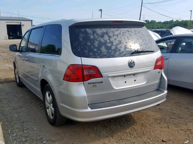 2V4RW3D18AR360074 - 2010 VOLKSWAGEN ROUTAN SE SILVER photo 3