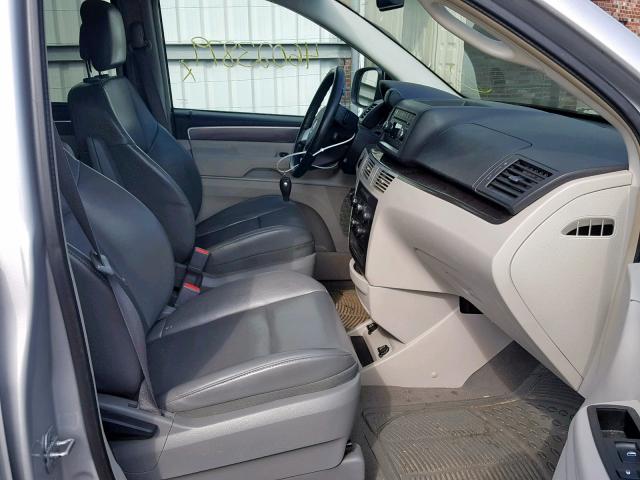 2V4RW3D18AR360074 - 2010 VOLKSWAGEN ROUTAN SE SILVER photo 5