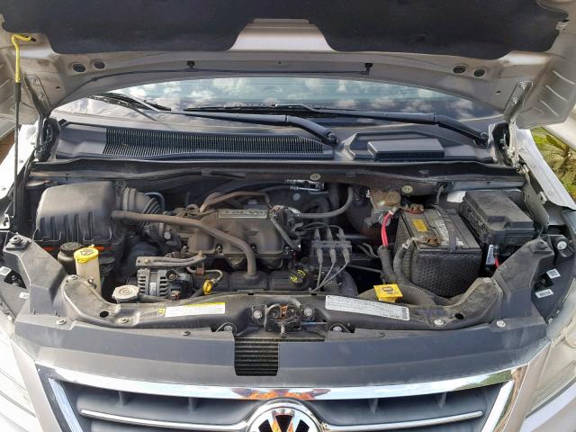 2V4RW3D18AR360074 - 2010 VOLKSWAGEN ROUTAN SE SILVER photo 7