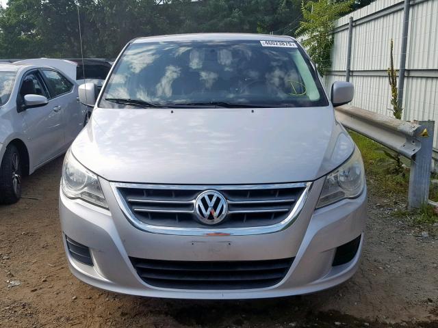 2V4RW3D18AR360074 - 2010 VOLKSWAGEN ROUTAN SE SILVER photo 9