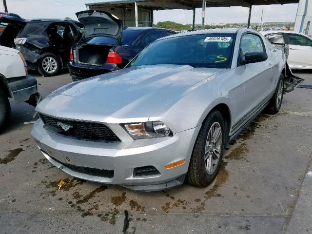 1ZVBP8AM3C5287536 - 2012 FORD MUSTANG SILVER photo 2