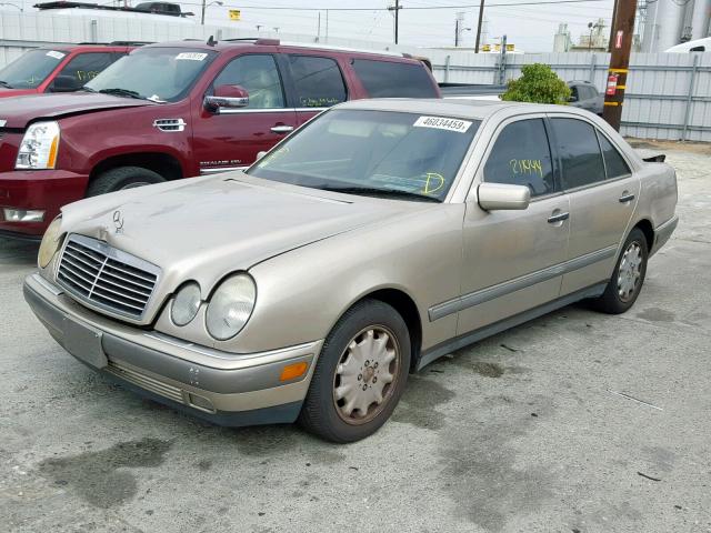 WDBJF55F0VA277390 - 1997 MERCEDES-BENZ E 320 GOLD photo 2