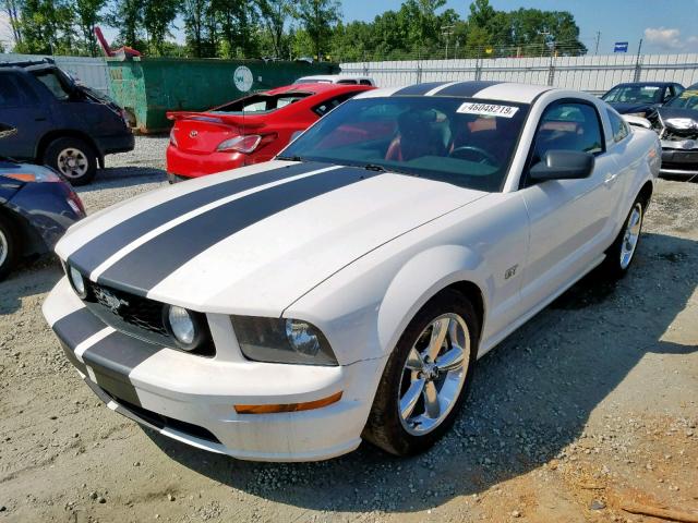 1ZVFT82H565194164 - 2006 FORD MUSTANG GT WHITE photo 2