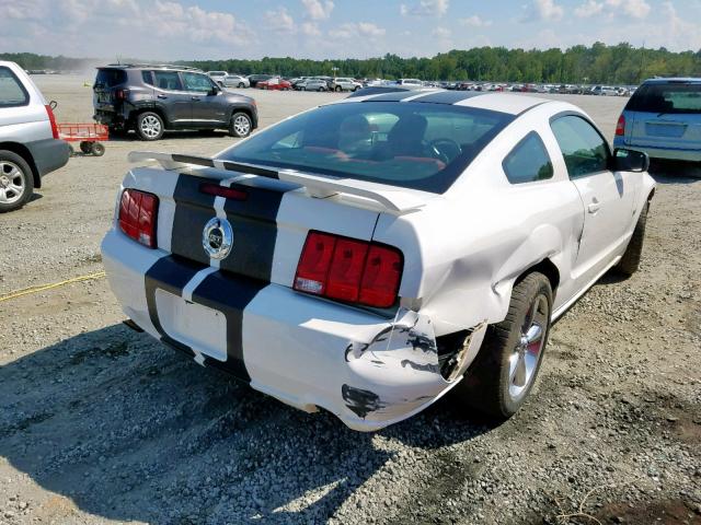 1ZVFT82H565194164 - 2006 FORD MUSTANG GT WHITE photo 4