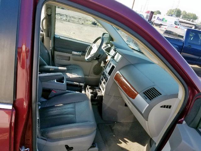 2A8HR54P18R777018 - 2008 CHRYSLER TOWN & COU MAROON photo 5