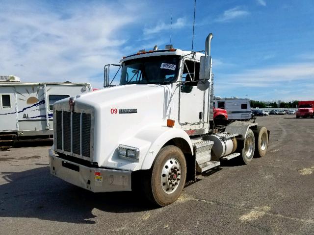 1XKDDU9XX6J162142 - 2006 KENWORTH CONSTRUCTI WHITE photo 2