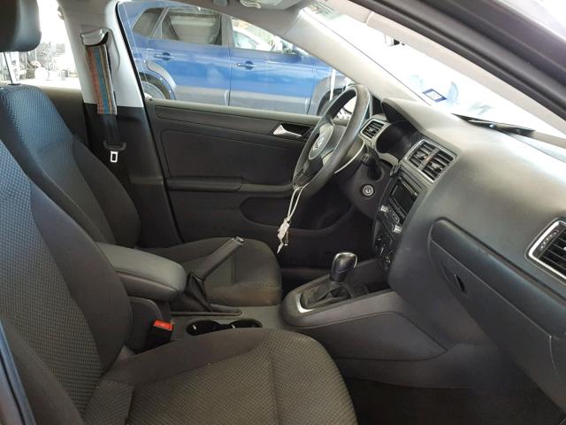 3VW2K7AJ0DM270980 - 2013 VOLKSWAGEN JETTA BASE Մոխրագույն լուսանկար 5