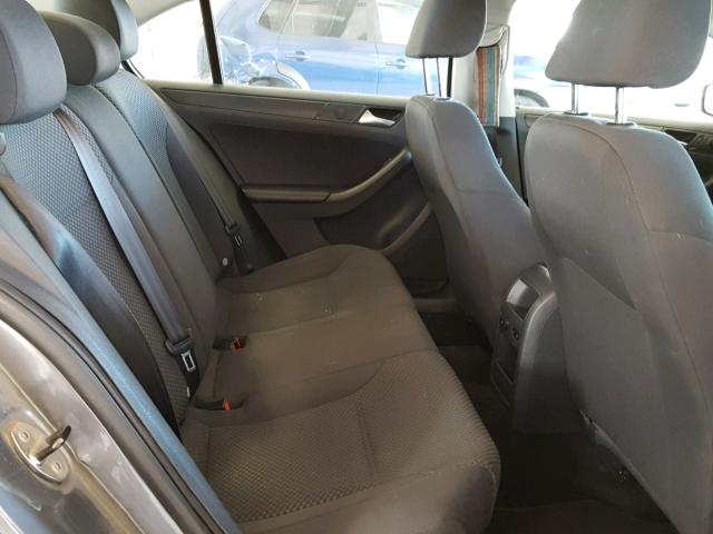3VW2K7AJ0DM270980 - 2013 VOLKSWAGEN JETTA BASE Մոխրագույն լուսանկար 6