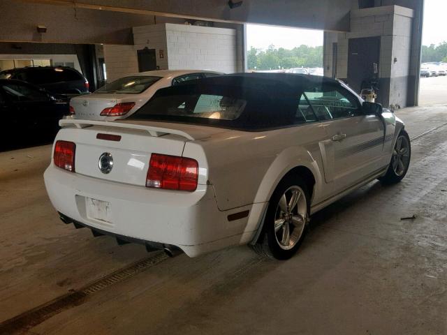 1ZVHT85H185128024 - 2008 FORD MUSTANG GT WHITE photo 4