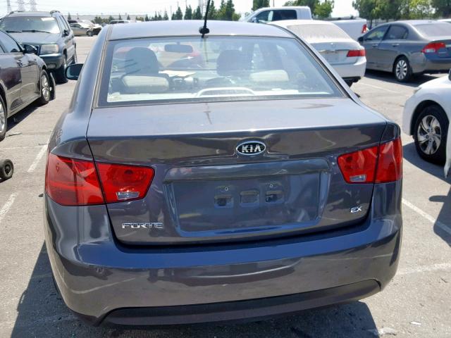 KNAFU4A29D5700580 - 2013 KIA FORTE EX GRAY photo 9