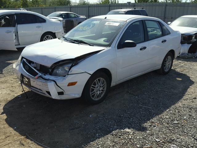 1FAFP34N57W146193 - 2007 FORD FOCUS ZX4 WHITE photo 2