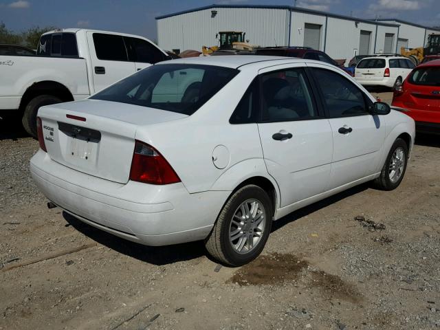 1FAFP34N57W146193 - 2007 FORD FOCUS ZX4 WHITE photo 4