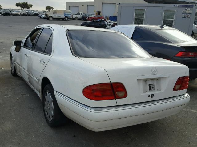 WDBJF55F6VA352612 - 1997 MERCEDES-BENZ E 320 WHITE photo 3