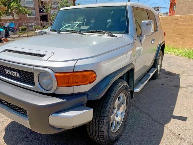 JTEBU11F370084651 - 2007 TOYOTA FJ CRUISER SILVER photo 2