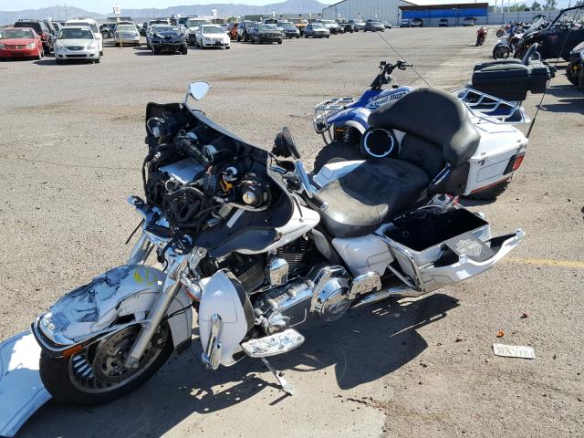 1HD1FCM18DB622880 - 2013 HARLEY-DAVIDSON FLHTCU ULT WHITE photo 2