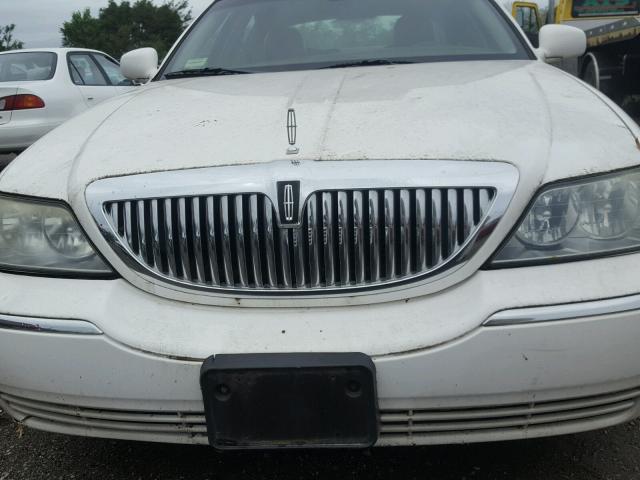 1LNHM81WX4Y655696 - 2004 LINCOLN TOWN CAR E WHITE photo 7