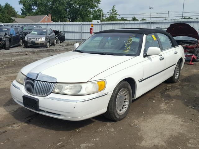 1LNHM83W21Y640277 - 2001 LINCOLN TOWN CAR C WHITE photo 2