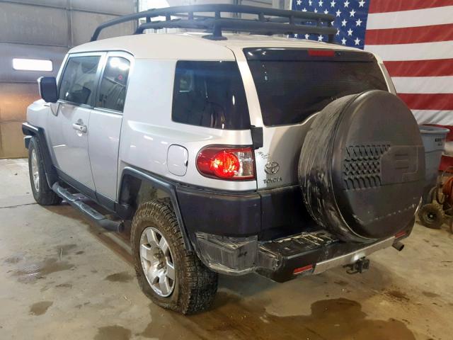 JTEBU11F470049746 - 2007 TOYOTA FJ CRUISER SILVER photo 3