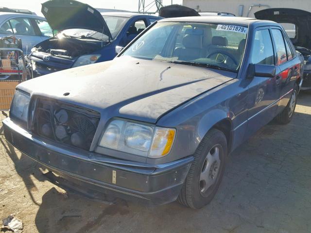 WDBEA32E2SC251163 - 1995 MERCEDES-BENZ E 320 BASE GRAY photo 2