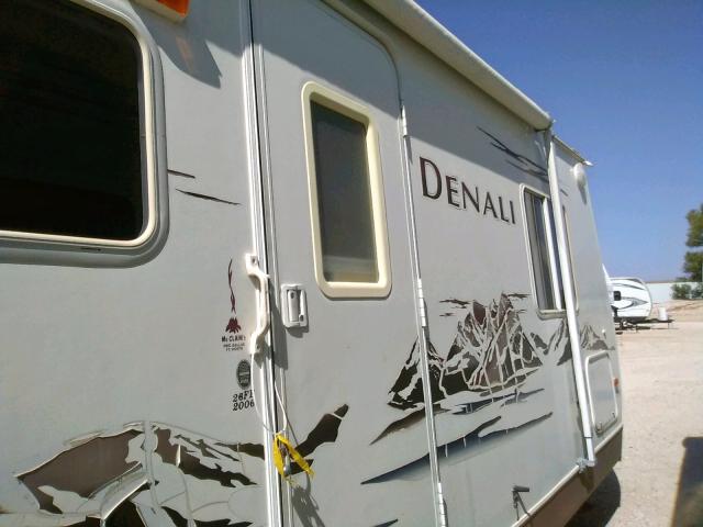 47CTD1N276P613605 - 2006 THOR DENALI WHITE photo 9