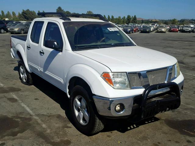 1N6AD07W35C405775 - 2005 NISSAN FRONTIER C WHITE photo 1