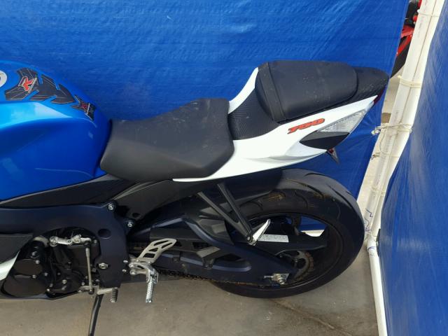 JS1GR7MA7B2103207 - 2011 SUZUKI GSX750 BLUE photo 6