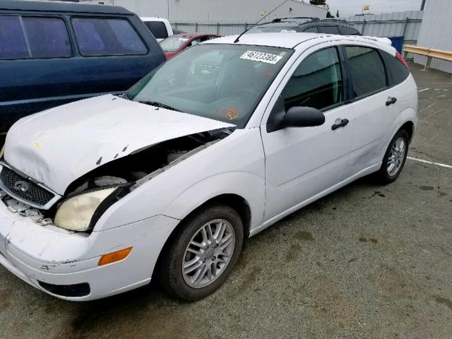 3FAFP37N45R157357 - 2005 FORD FOCUS ZX5 WHITE photo 2