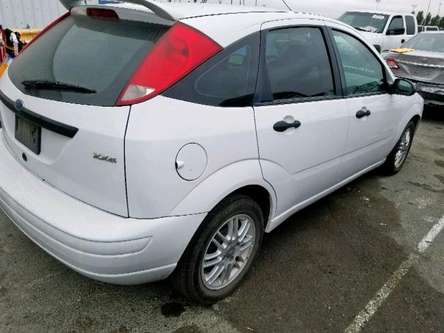 3FAFP37N45R157357 - 2005 FORD FOCUS ZX5 WHITE photo 4