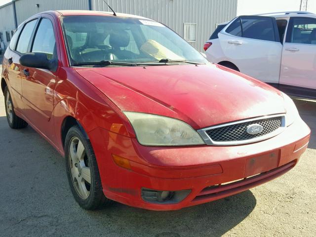 3FAFP37N85R145194 - 2005 FORD FOCUS ZX5 RED photo 1