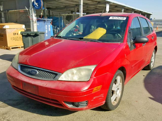 3FAFP37N85R145194 - 2005 FORD FOCUS ZX5 RED photo 2