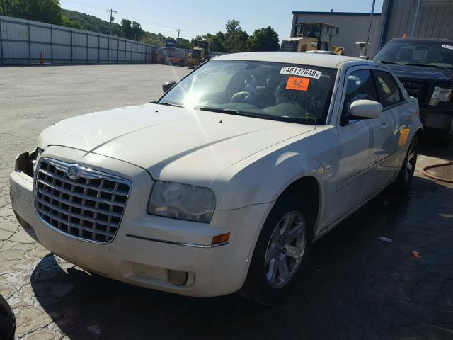 2C3LA53G07H746796 - 2007 CHRYSLER 300 TOURIN WHITE photo 2