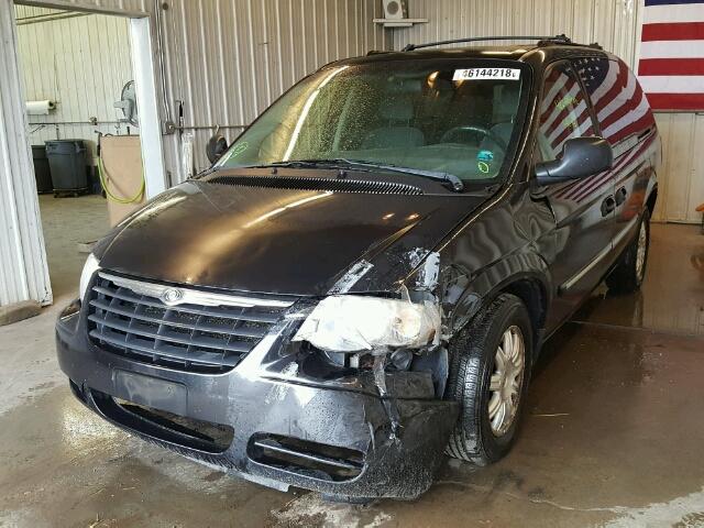 2C4GP54L05R325532 - 2005 CHRYSLER TOWN & COU BLACK photo 2