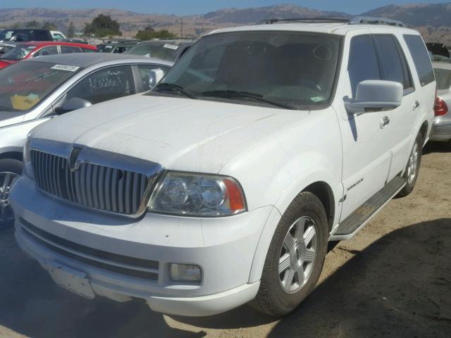 5LMFU28585LJ19083 - 2005 LINCOLN NAVIGATOR WHITE photo 2