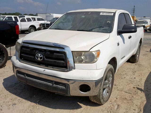 5TFRM5F17AX004158 - 2010 TOYOTA TUNDRA DOU WHITE photo 2